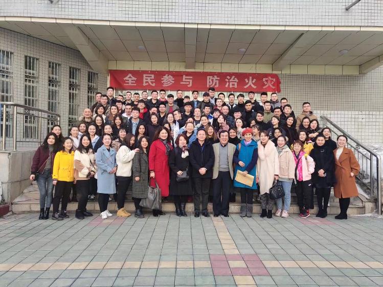 音乐系为赴南疆支教的学生们送行并合影