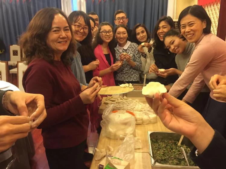 干部师生一同包饺子 干部师生一同包饺子