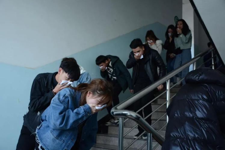 模拟火灾发生后同学们迅速撤离 模拟火灾发生后同学们迅速撤离