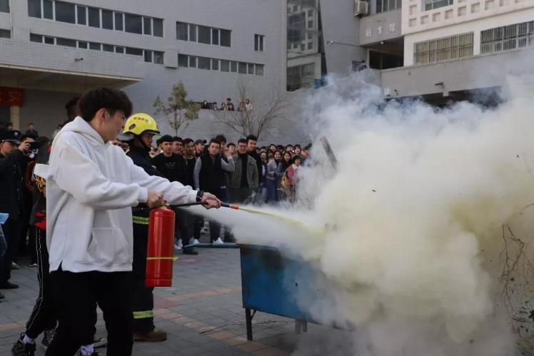 灭火器使用现场教学