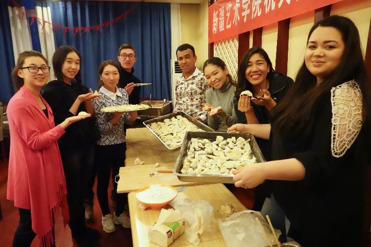 大家高兴地展示自己的劳动成果 大家高兴地展示自己的劳动成果