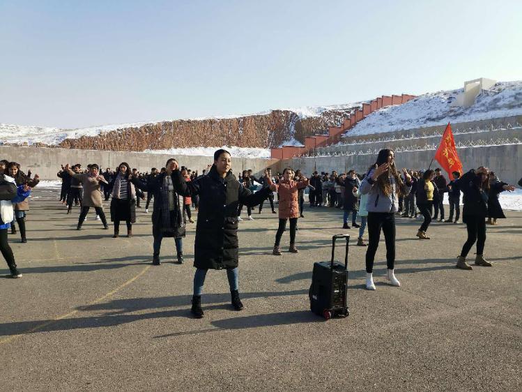 寒冷的天气抵挡不了同学们运动的热情 寒冷的天气抵挡不了同学们运动的热情