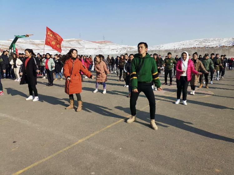 同学们热情饱满地舞动身体 同学们热情饱满地舞动身体